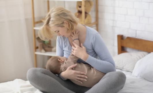 Superare le sfide dell'allattamento: una guida per i neo-genitori