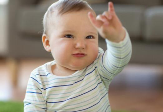 I vantaggi cognitivi della lingua dei segni per neonati nello sviluppo del cervello del bambino