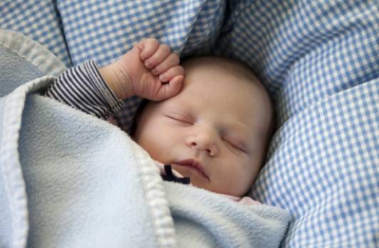 Dare potere ai genitori: come interpretare e rispondere ai segnali di sonno del bambino