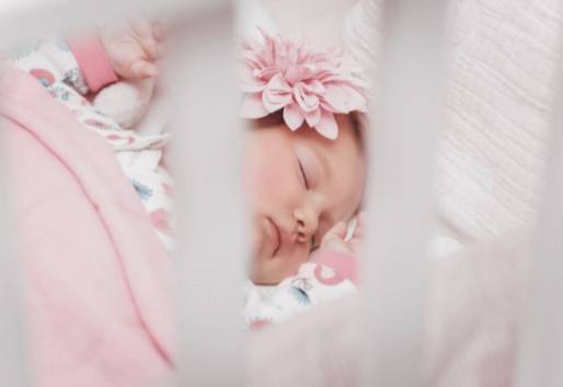 Navigare nel mondo del sonno dei neonati: Guida alla sopravvivenza dei genitori