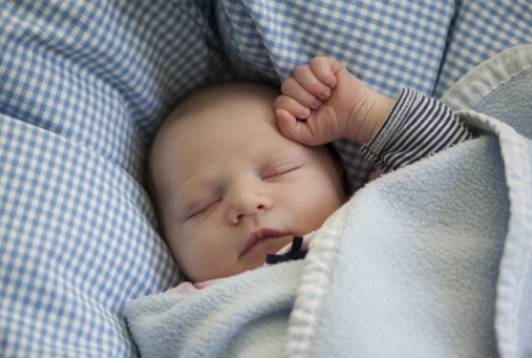 Tecniche di addestramento al sonno amichevoli per l'attaccamento per bambini e neonati