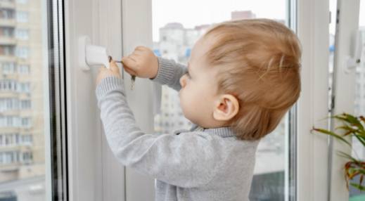 Babyproofing reso facile: i migliori dispositivi di sicurezza per cassetti e elettrodomestici