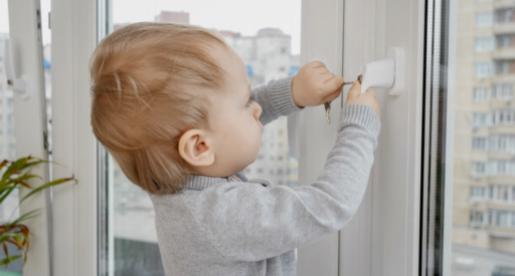 Opzioni di protezione per finestre per tenere al sicuro il tuo bambino