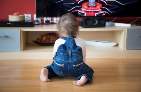 Come l'eccessivo tempo trascorso davanti allo schermo può influire sullo sviluppo cognitivo del tuo bambino