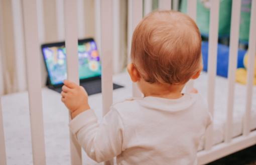 L'importanza critica del tempo trascorso davanti allo schermo sullo sviluppo del cervello del bambino